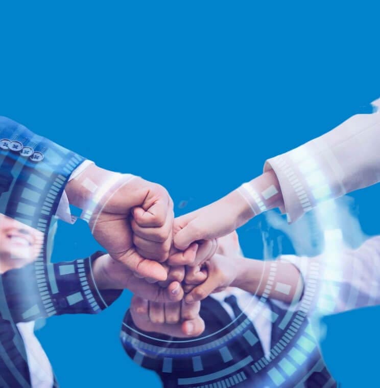 Fäuste mehrerer Personen treffen sich in der Mitte, überlagert von digitalen Grafiken