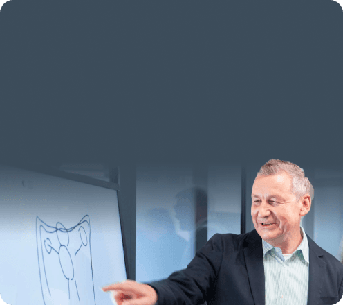 Berater erklärt eine Skizze an einem Flipchart